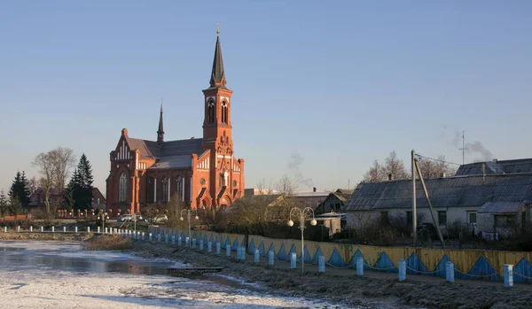 在河岸的天主教教会 — 图库照片