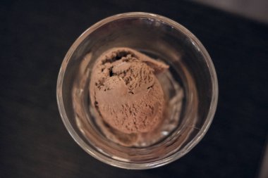 Çikolatalı dondurma ahşap bir masa üzerinde bir şeffaf cam