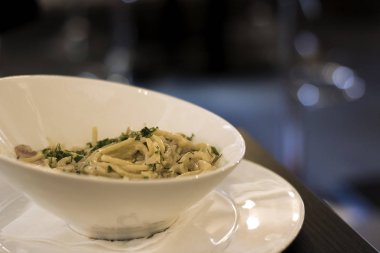 Yumurta ve gıda ahşap bir masaya yeşillik ile makarna