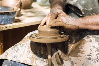Çalışan erkekler el goshka Clay, modelleme işlemi