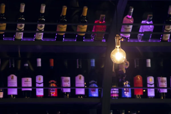 バーに対して電球ワイン アルコールのボトルとカウンター — ストック写真