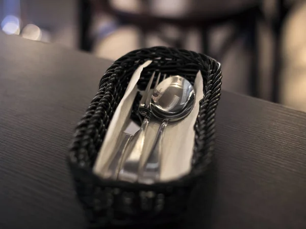 Cuchara Tenedor Cuchillo Una Servilleta Una Canasta Sobre Una Mesa —  Fotos de Stock