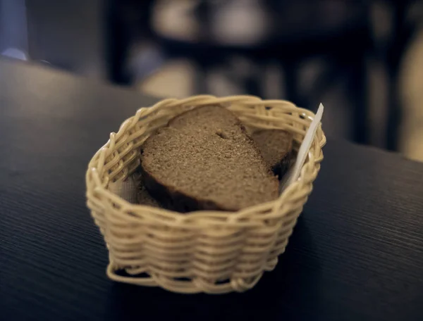 Ahşap Bir Masa Üzerinde Bir Sepet Içinde Siyah Ekmek Dilimleri — Stok fotoğraf
