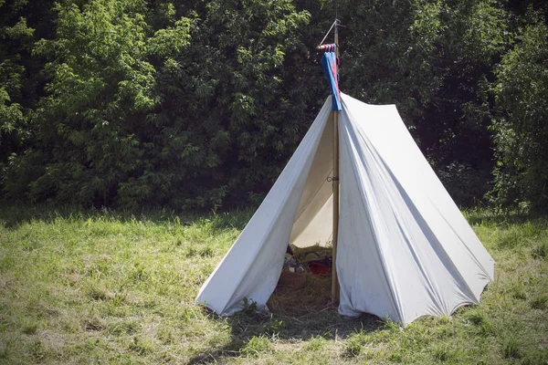 Vitt Tält Utkanten Skogen Kul Sommaren — Stockfoto