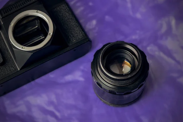 Lens Camera Een Paarse Doek Techniek Creativiteit — Stockfoto