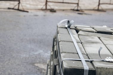 Blokları ve fayans kaldırımda paketindeki bina