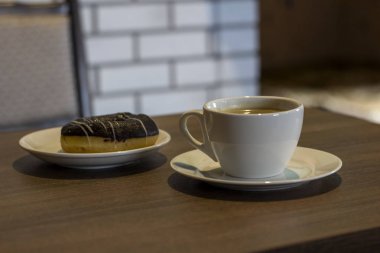 bir fincan kahve ve çörek