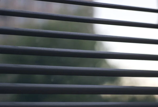 Offene Jalousien Fenster Gegen Himmel Und Holz — Stockfoto