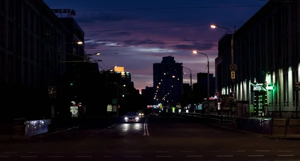 Vitryssland Minsk Juli 2018 Bilen Vägen Mot Lila Solnedgången Bakgrund — Stockfoto