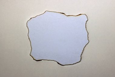 Beyaz bir arka plan üzerinde kağıdın yandı
