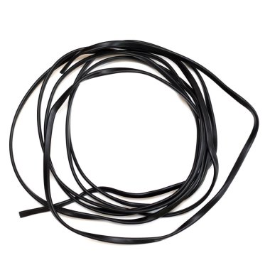 Siyah kablo yakın beyaz bir arka plan üzerinde daha fazla elektrik için izole