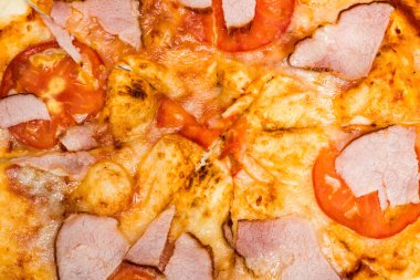 Pizza peyniri, domates, jambon ile