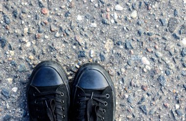 Asfalt, metin, arka plan üzerinde siyah ayakkabılar alanı Kopyala