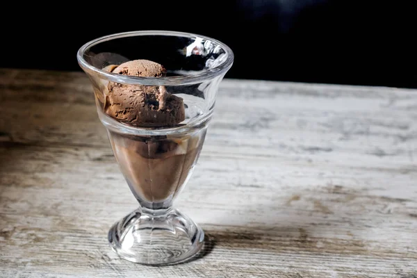 Sorvete de chocolate em um vaso branco — Fotografia de Stock