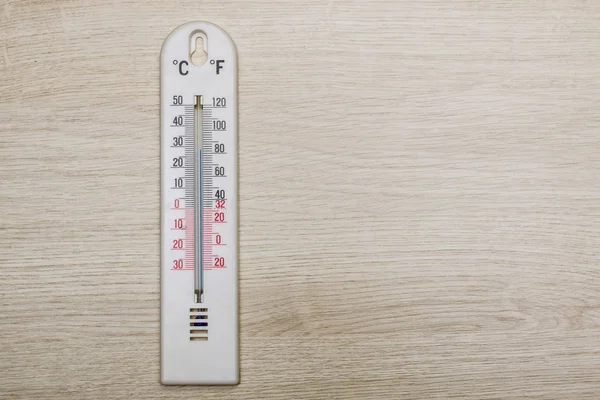 Termometer Ruangan Putih Pada Latar Belakang Kayu Musim Panas Dan — Stok Foto