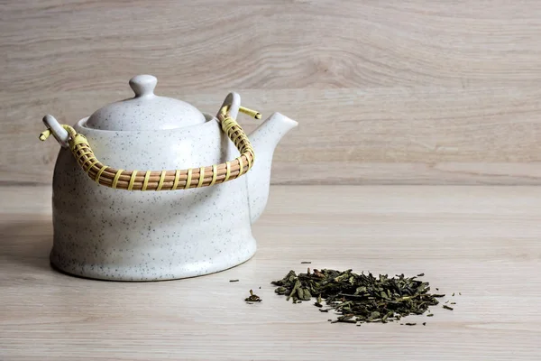 Белый Чайник Зеленые Листья Чая Деревянном Фоне — стоковое фото