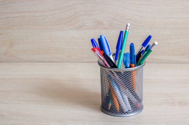 Kalem ve kurşun kalem metal stand