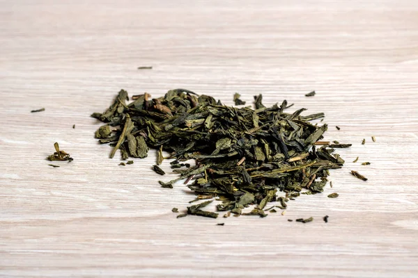 木のテーブルの上に緑茶の葉を乾燥させ — ストック写真