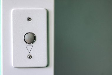 Asansörden yakın, arka plan çağırmak için gri düğme