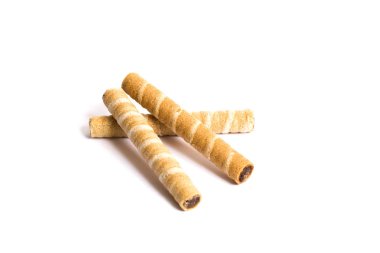 Beyaz bir arka plan üzerinde rulo gofret çikolata ile yakın çekim