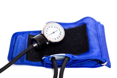 Bir tonometer ve bir manometre izole bir beyaz zemin üzerine mavi manşet