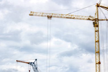 Bir bulutlu gökyüzü arka plan kopya alanı ile inşaat vinç