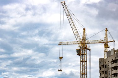 Bir bulutlu gökyüzü arka plan üzerinde yüksek inşaat İnşaat Vinç