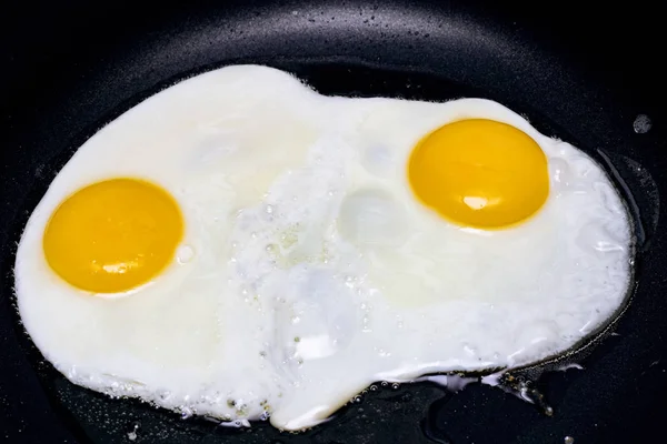 Huevos Revueltos Con Dos Huevos Aceite Una Sartén —  Fotos de Stock