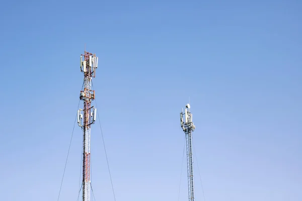 Duas Antenas Num Fundo Azul Céu Duas Torres Telemóvel — Fotografia de Stock