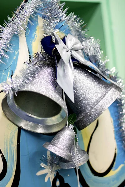 White Christmas Bells Och Kransar Blå Bakgrund Bakgrund — Stockfoto