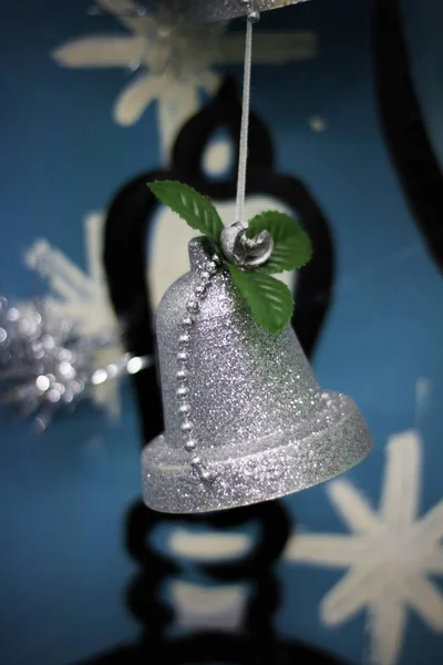 White Christmas Bells Slingers Een Blauwe Achtergrond Achtergrond — Stockfoto