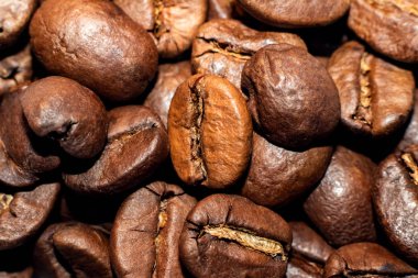 Bir sürü kahve çekirdekleri yakın kadar doku, makro fotoğraf