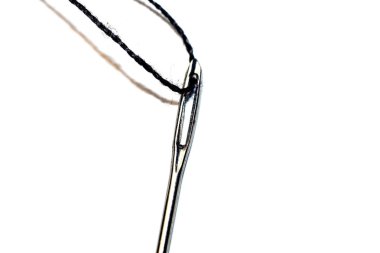 Kulak iğne ve siyah iplik yakın çekim