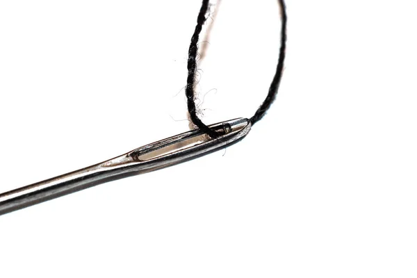 Örat av nål och svart tråd närbild — Stockfoto