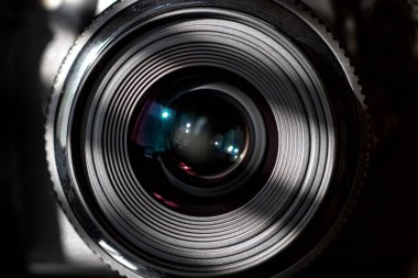 Kamera objektifi yakın çekim karanlıkta