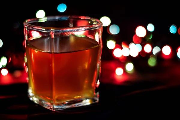 Szkło Napojów Alkoholowych Tle Kolorowych Świateł — Zdjęcie stockowe