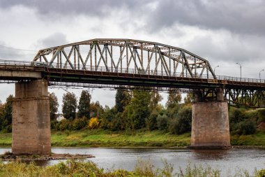 Nehir ve gri bulutlu gökyüzü, sonbahar doğa köprü