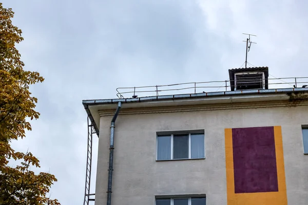 Clouds in the sky above the roof of the house — Stock Photo, Image