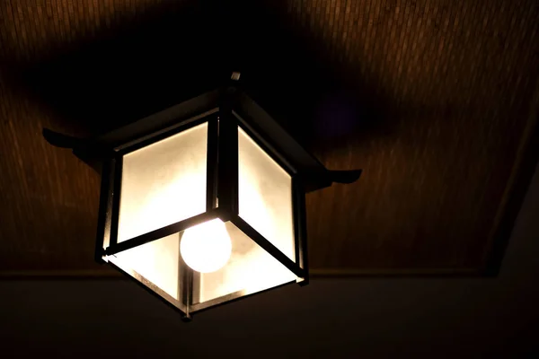 Çin Tarzı Ahşap Lamba Tavan Karanlıkta — Stok fotoğraf