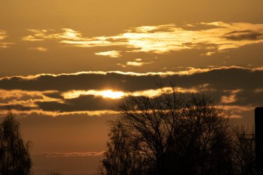 Kırmızı gündoğumu ve kara bulutlar, Güneş