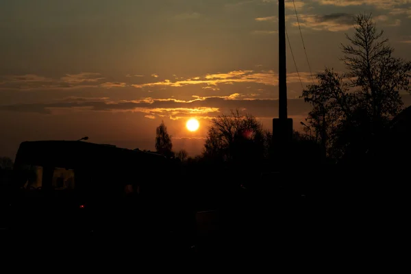 Сонце Червоному Небі Сході Сонця Темних Хмарах — стокове фото