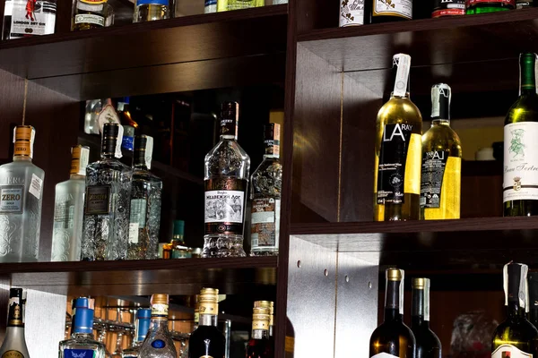 Belarus, Minsk - Ekim, 15 2018: Şişe bar raflara alkollü içecekler