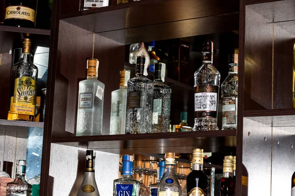 Belarus, Minsk - Ekim, 15 2018: Şişe bar raflara alkollü içecekler