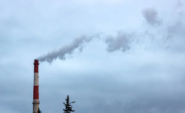 Cső Gyári Füst Ellen Kék Felhők — Stock Fotó