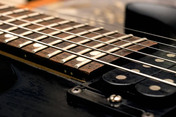 Collo di legno di una chitarra nera primo piano — Foto Stock