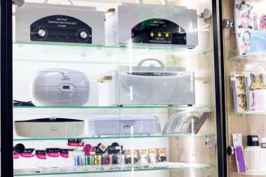 Belarus, Minsk - Ekim 01, 2018: Lamba çivi uzantıları vitrin için