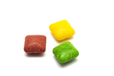 Üç renkli kare şeker, beyaz arka plan üzerinde izole