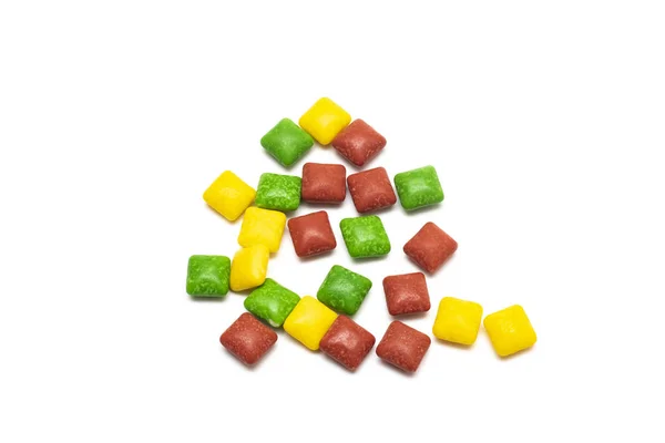 白い背景に複数の色の正方形のお菓子の山を分離します — ストック写真