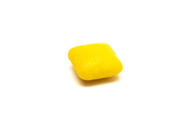 Jedna Žlutá Čtverečních Candy Stínem Izolovat Bílém Pozadí — Stock fotografie
