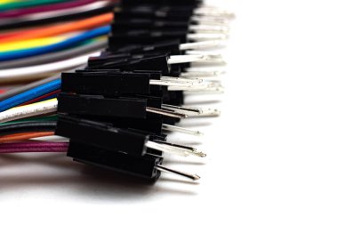 Bağlayıcılar, beyaz arka plan üzerinde arduino tel ile ince çok renkli teller